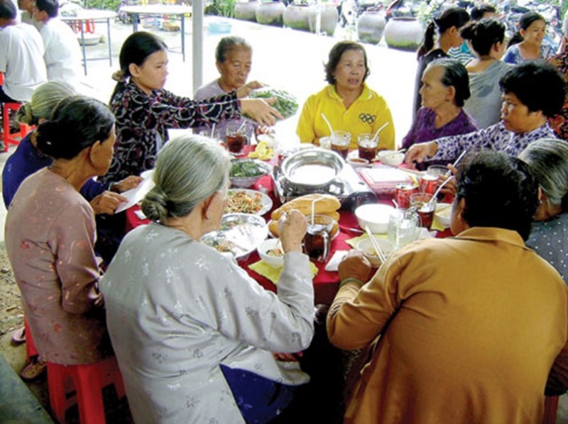 Mơ thấy người lạ đến nhà mình ăn giỗ